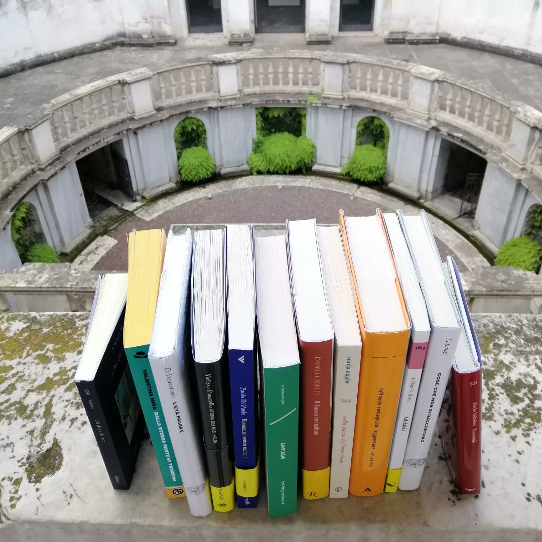 A Villa Giulia sono arrivati i 12 libri semifinalisti del @PremioStrega Fra poco saranno nelle vetrine del Museo, in dialogo con gli oggetti delle collezioni. #museitaliani