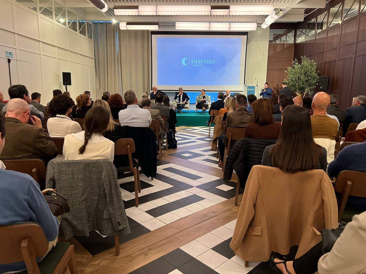 vox_cv's tweet photo. El portavoz de @vox_cv, @JoseMa_Llanos y los diputados @angelescriadog2, @AnaBellverVOX, @MiguelPascual, @davidmunoz36 y @Jesus_Albiol_ han asistido a la presentación del Instituto de Cultura de la @FDisenso, una iniciativa que quiere reivindicar la cultura occidental y la Historia de España.

También han participado la presidente de @cortsval , @LlanosMasso , el vicepresidente @BarreraSimo y el conseller de Agricultura @AguirreLarrauri junto con diputados y concejales.