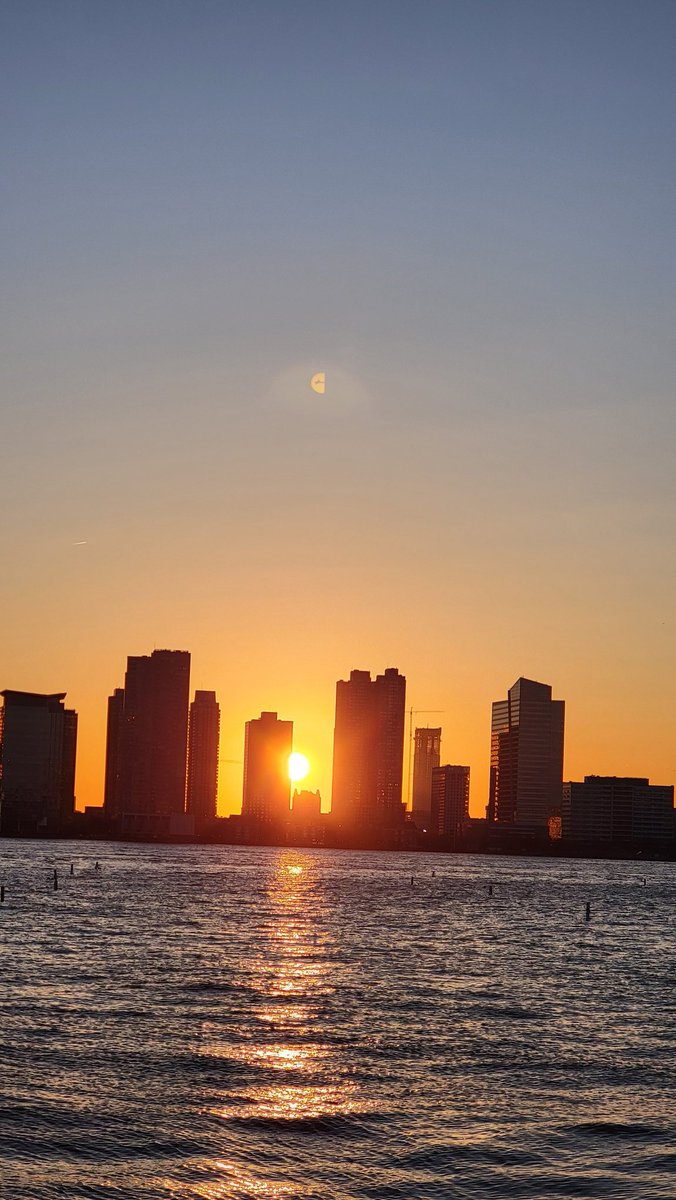 A New York City view from the Hudson River Park.   youtube.com/c/PabloGomezNY…