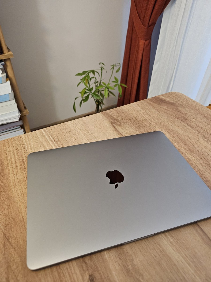 Arkadaşlar bu Macbook Pro'yu takipçilerimden birine hediye etmek istiyorum. Yapmanız gereken bu gönderiyi beğenmek ve takip etmek. 

Şabat günü akşam 19:00'da sonuçları açıklayacağım. Bol Şanslar ✌️☮️