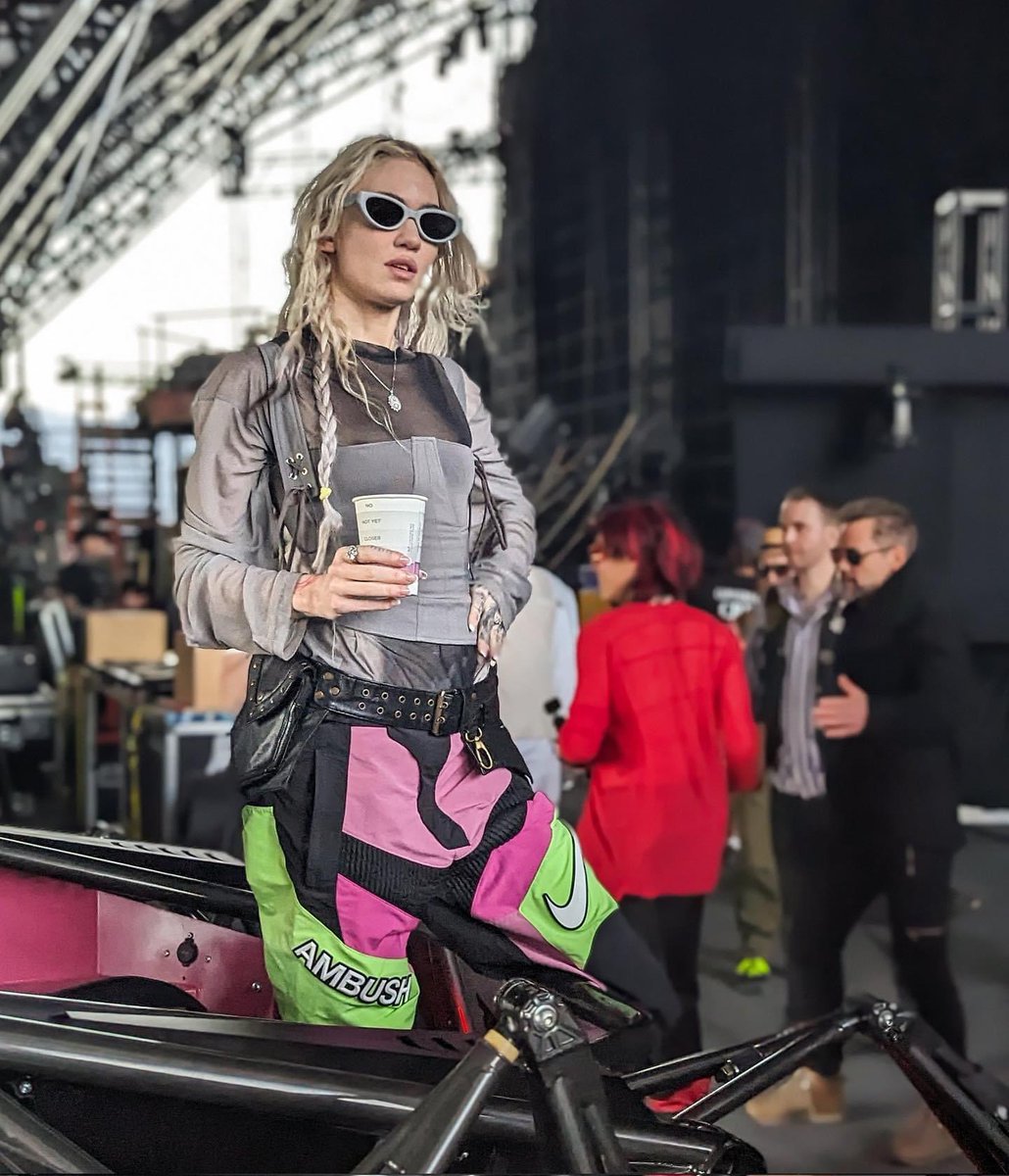 Grimes ya no se equivocó durante su segunda presentación en Coachella. Hizo una combinación de DJ set con Live set (lo que acostumbraba más a hacer) y por eso ya no fue tendencia esta semana 😮‍💨