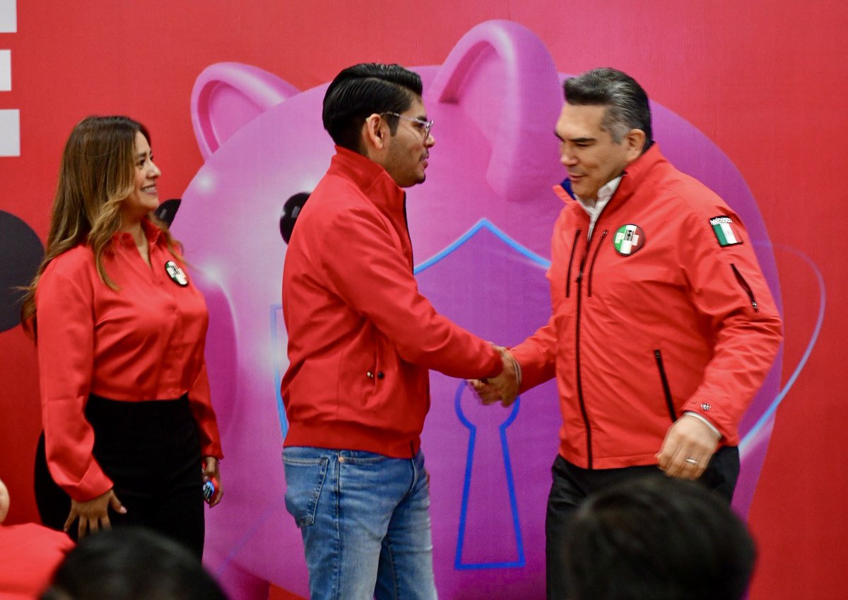 OledMoreno's tweet image. Acompañé a mi Presidente @alitomorenoc en la presentación de la línea de ayuda para personas beneficiarias de #afores, que quieran proteger su dinero del atraco que #Morena aprobó en la @Mx_Diputados, mal llamado Fondo de Pensiones para el Bienestar.
#MiAforeNoSeToca 

Manda un