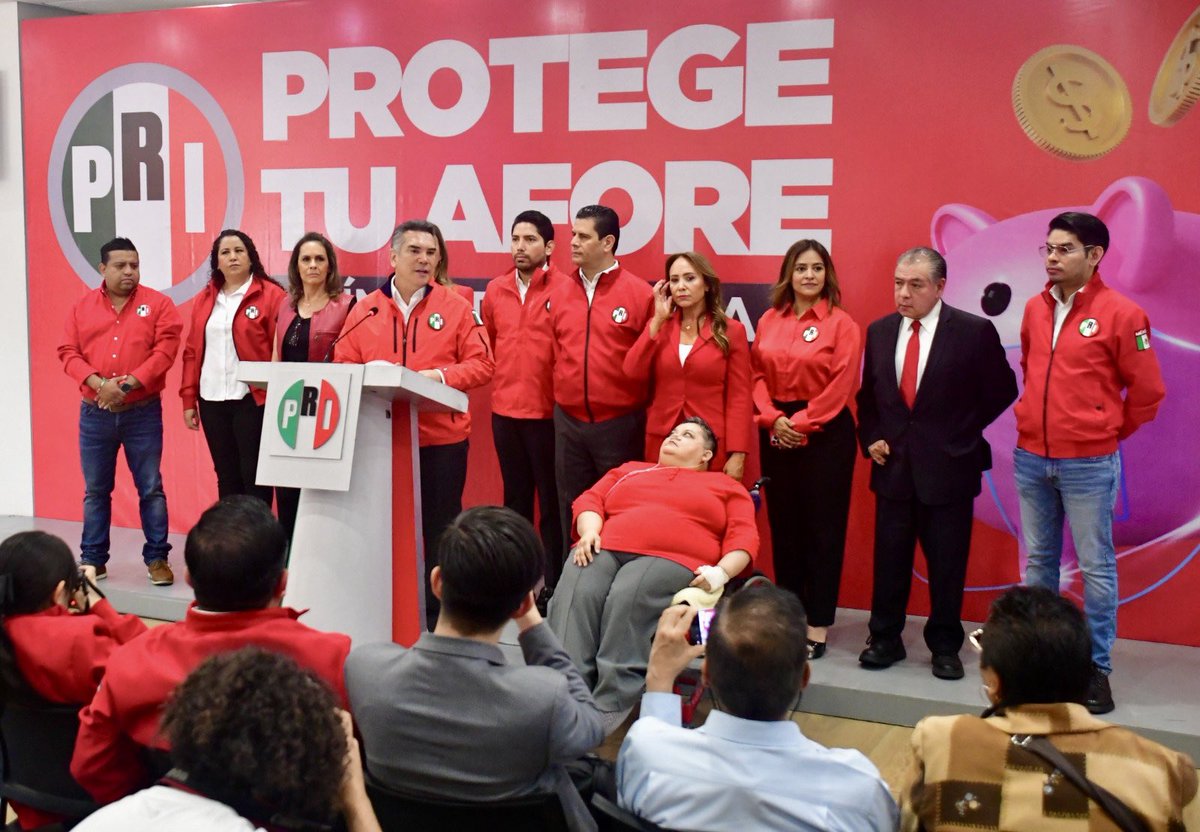 OledMoreno's tweet image. Acompañé a mi Presidente @alitomorenoc en la presentación de la línea de ayuda para personas beneficiarias de #afores, que quieran proteger su dinero del atraco que #Morena aprobó en la @Mx_Diputados, mal llamado Fondo de Pensiones para el Bienestar.
#MiAforeNoSeToca 

Manda un