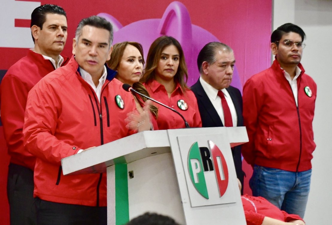 OledMoreno's tweet image. Acompañé a mi Presidente @alitomorenoc en la presentación de la línea de ayuda para personas beneficiarias de #afores, que quieran proteger su dinero del atraco que #Morena aprobó en la @Mx_Diputados, mal llamado Fondo de Pensiones para el Bienestar.
#MiAforeNoSeToca 

Manda un