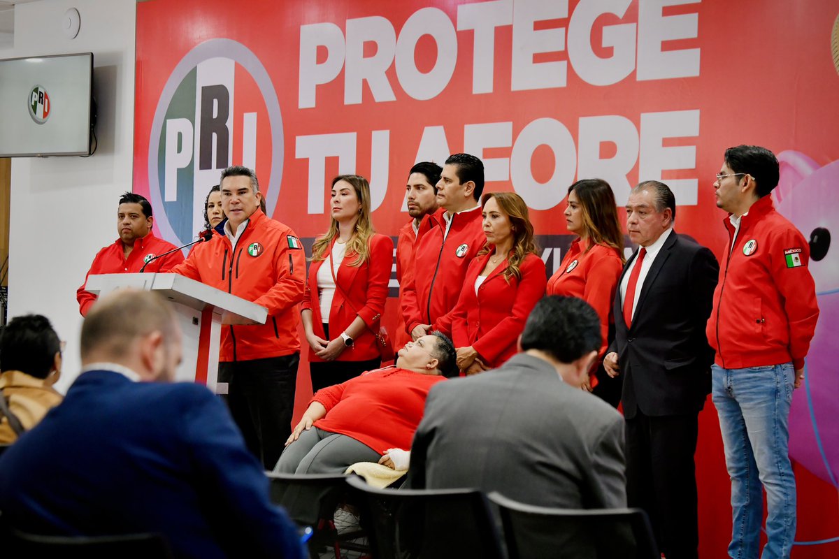 OledMoreno's tweet image. Acompañé a mi Presidente @alitomorenoc en la presentación de la línea de ayuda para personas beneficiarias de #afores, que quieran proteger su dinero del atraco que #Morena aprobó en la @Mx_Diputados, mal llamado Fondo de Pensiones para el Bienestar.
#MiAforeNoSeToca 

Manda un