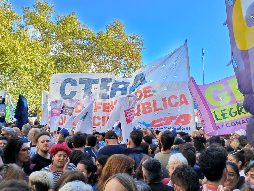 CTERA EN LA MULTITUDINARIA MARCHA A PLAZA DE MAYO:
¡ SÍ A LA EDUCACIÓN PÚBLICA !
#EnseñaResisteYSueña
#YoMarcho
#PorPresupuesroEducativo
#CTERA