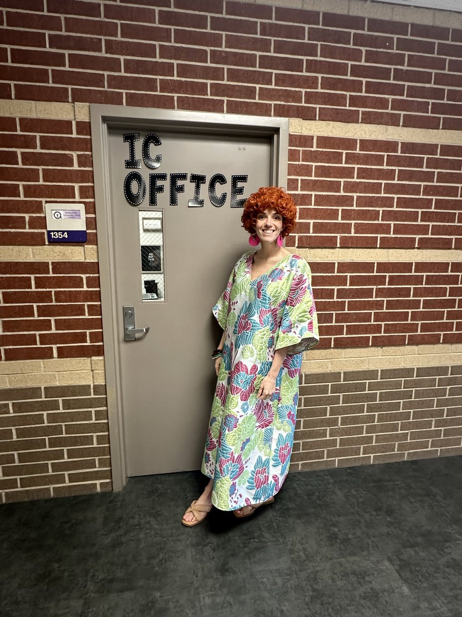 Come and knock on our door, we’ve been waiting for you. @MRHSMavericks #seniorpromweek