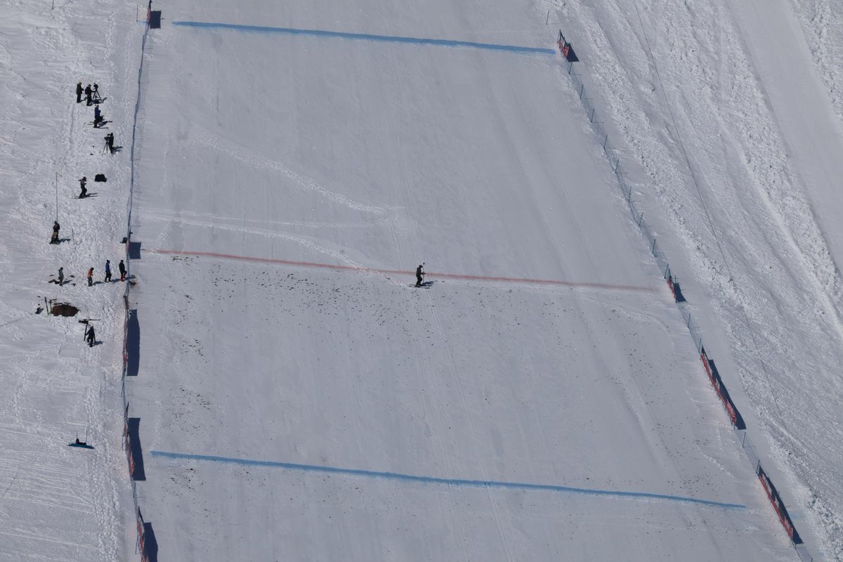 Nowe zdjęcia @mblfrettir zdają się potwierdzać, że 🇯🇵Ryoyu Kobayashi rzeczywiście jest obecny w 🇮🇸Akureyri. Znamy również układ linii na zeskoku Hlíðarfjall. Przedostatnia linia - czerwona - to 253,5 m. Ostatnia - 300 m. Dziś był dzień 'treningowy', jutro - główny @Skijumpingpl