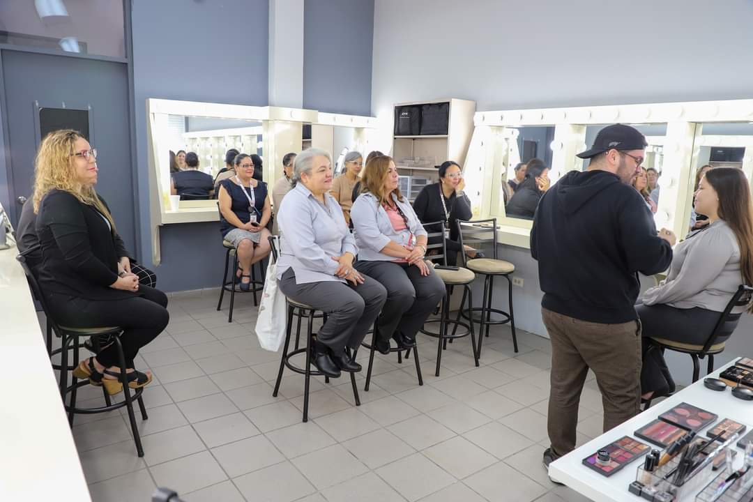 munbtaoficial's tweet photo. ¡Celebrando a nuestro gran equipo! Esta mañana, como parte de las actividades de la Semana del Personal Administrativo, nuestro equipo disfrutó de un taller sobre auto-maquillaje. 

Reconocemos y valoramos el esfuerzo diario que realizan. ¡Gracias y felicidades a todos! https://t.co/FnEdaYmFV3
