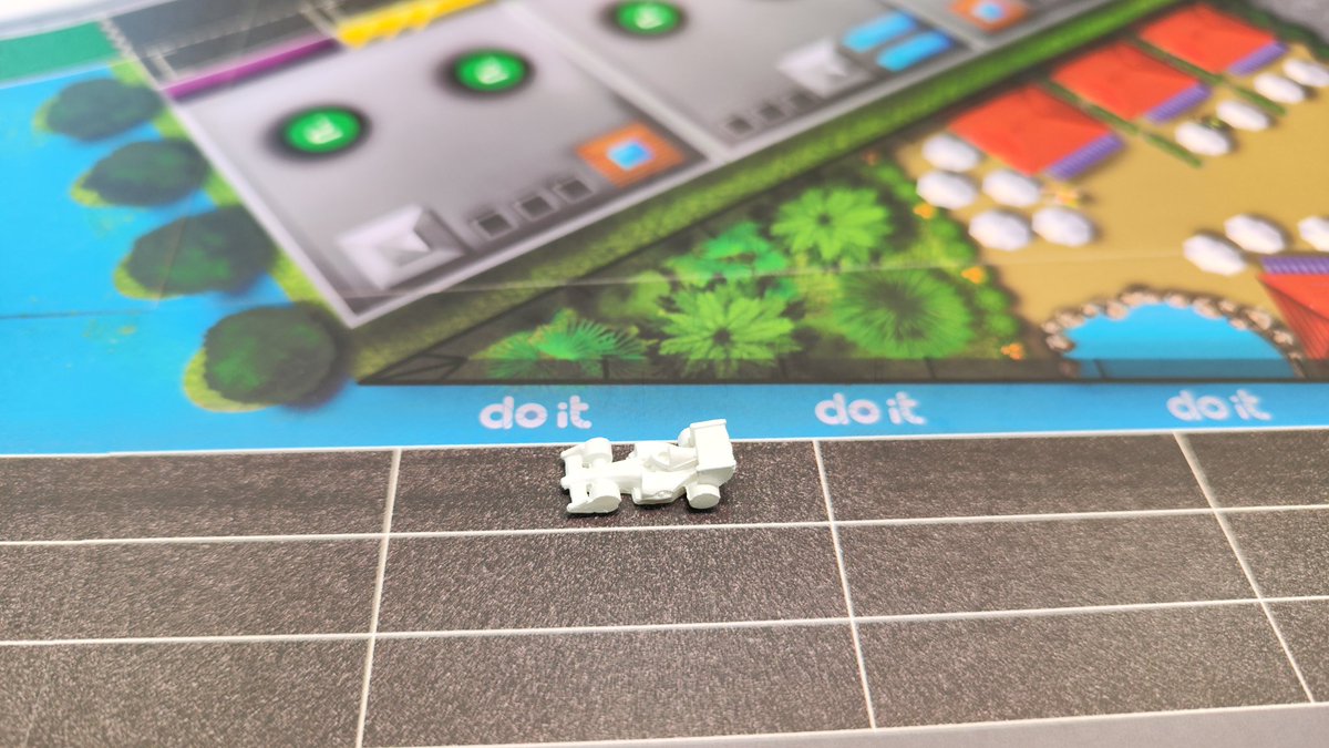 ¿Qué hace ese coche blanco que ha aparecido dentro de la Big box de Pole Position? 🤔 
👉Pues os ayudará a posicionar vuestro monoplaza durante la carrera tras el lanzamiento del dado. ¿Para que usar dedos? 😉