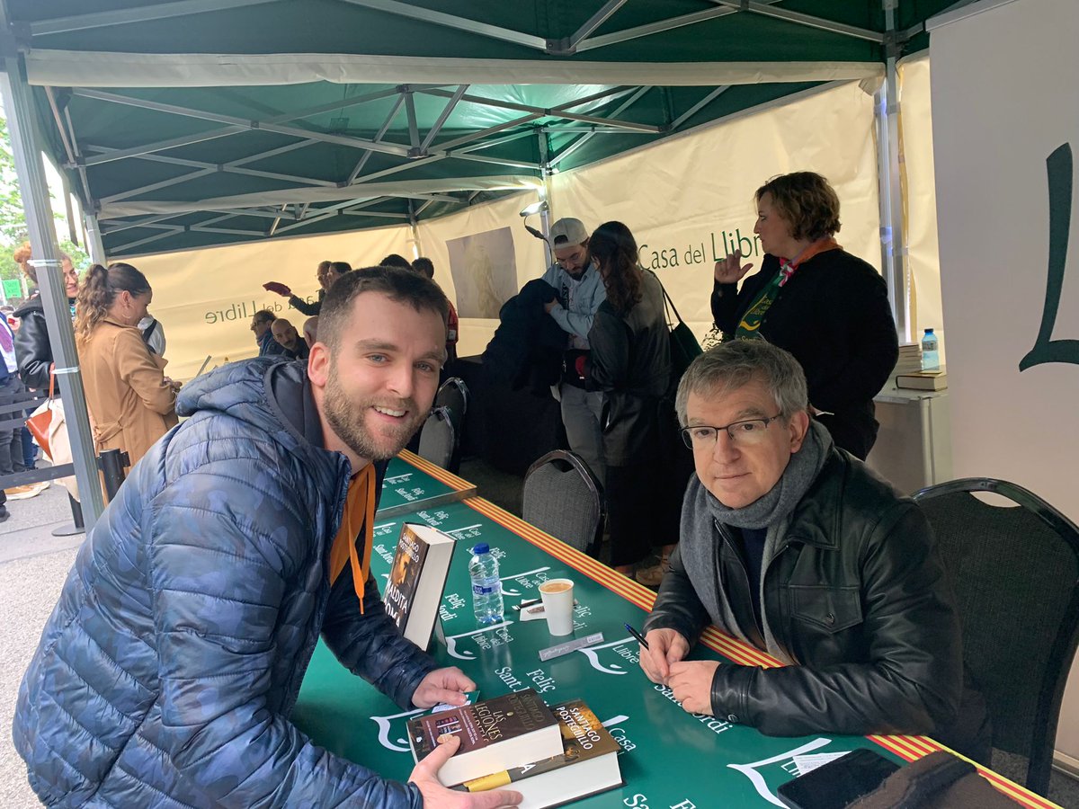 HectorRoda3's tweet photo. Pues al final he tenido el enorme placer de conocer a @SPosteguillo . Ha sido fantástico poder hablar con él y decirle que soy de Benaguacil, pueblo vecino de Liria (Lauro), población que aparece en su última novela #MalditaRoma https://t.co/Zxmc0OEGsb
