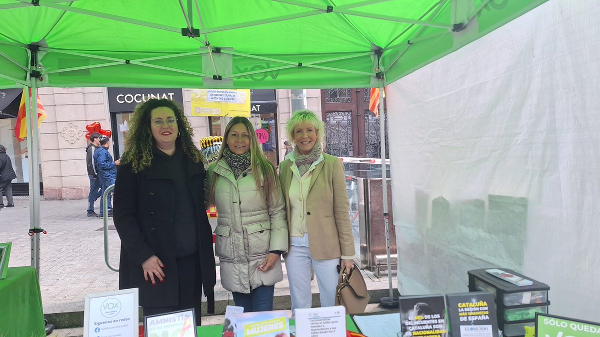 📚🌹 Gran acogida a VOX en nuestro Stand de Barcelona en la Diada de Sant Jordi. En defensa de nuestras raíces y nuestras tradiciones. En defensa de lo nuestro. #EnDefensaPropia