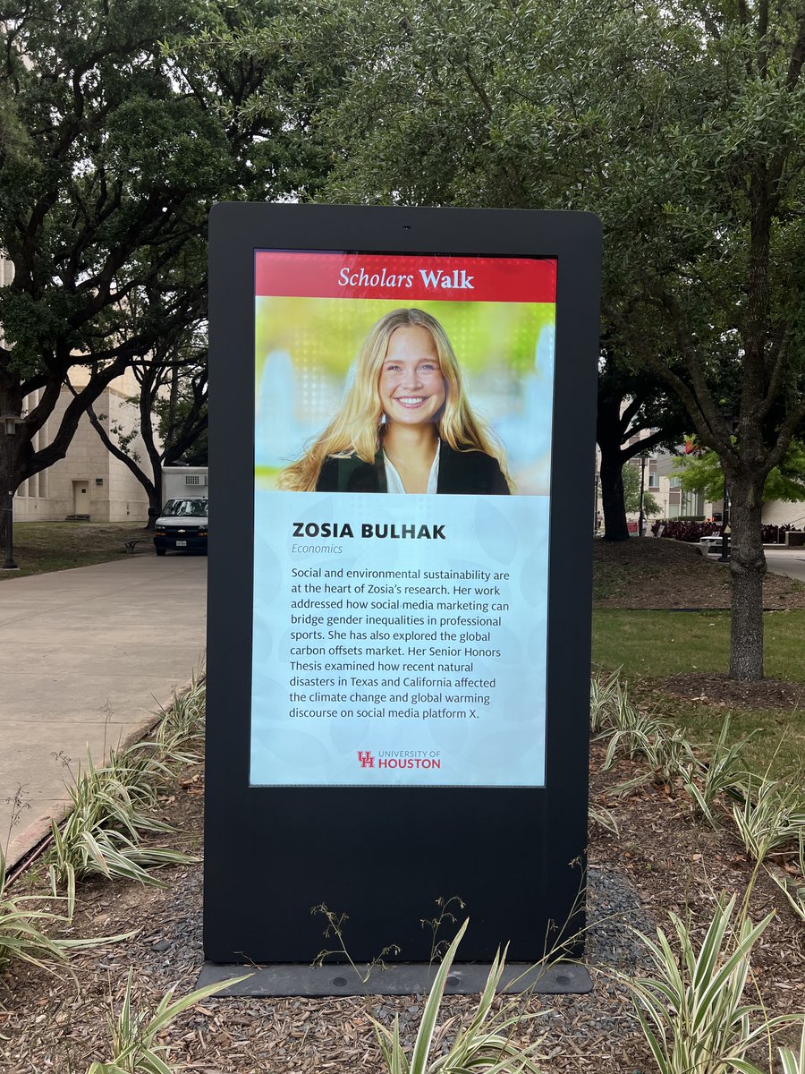 An amazing sight to see at the University of Houston. Honors students line the Scholars Walk!

#honors #honorscollege #universityofhouston #scholars #Undergraduate #researchers