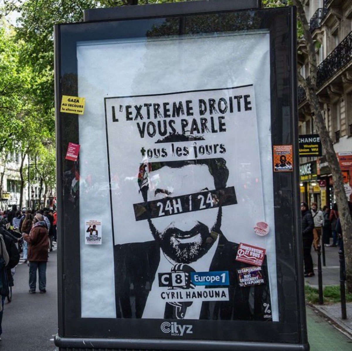 FRED_R_'s tweet photo. Coucou @Cyrilhanouna possibilité que tu fasses des tee-shirts avec ce visuel ???? Les bénéfices iraient à ta formidable banque du cœur ? 🙄 #TPMP #HanounaPorteParoleOfficielDuRN https://t.co/MLfMT3TAns