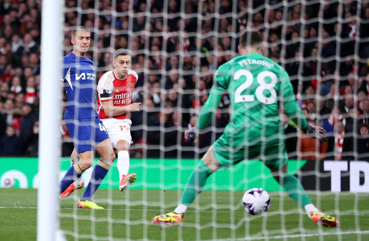 JacobsBen's tweet photo. Arsenal 1 Chelsea 0. Trossard with the early goal beating Petrovic at his near post. Chelsea keeper has made two big saves since. #AFC will be disappointed not to have breathing space, but #CFC have grown into the game and are well in this, if they can keep their discipline.🔴🔵 https://t.co/R4IO19F1Zm