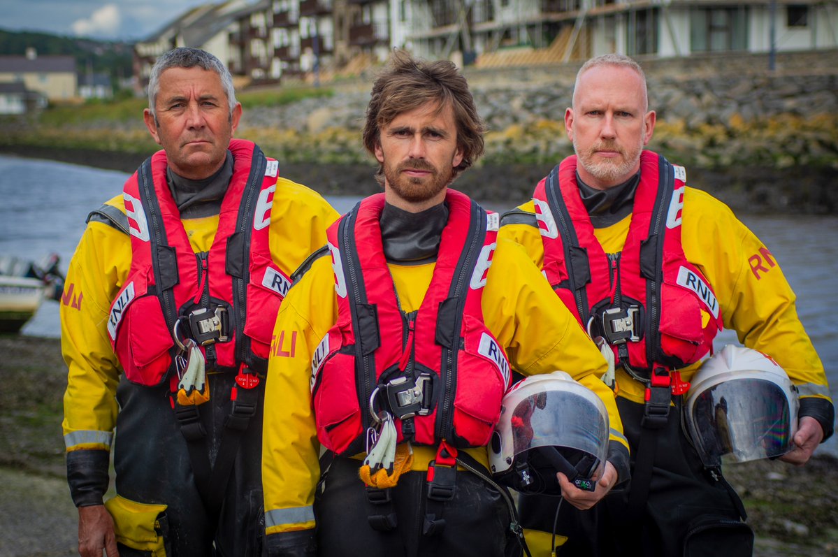 “You're looking up at the sky and it does make you feel as though you're not in control because your feet aren't on the ground and you're relying on somebody else.” Amazing insight from casualty Denise in that @Aberlifeboat rescue! #SavingLivesAtSea