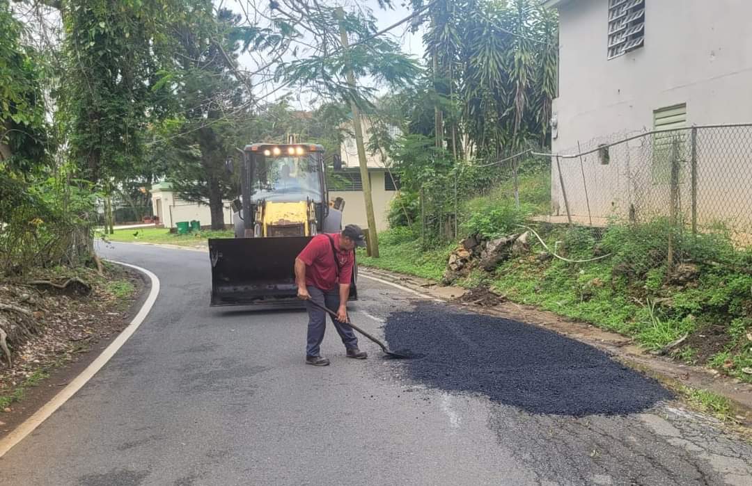munbtaoficial's tweet photo. En la mañana de hoy la brigada de asfalto y bacheo de la Oficina de Obras Publicas Municipal impactó la comunidad Quebrada, en la carretera #666. Estos trabajos se realizan con el fin de mantener nuestras carreteras en optimas condiciones. https://t.co/ZELfoGhqcv