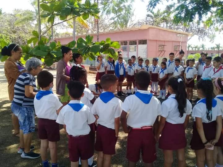 EscEspecial Águedo Morales Reina 
Hoy, en el día  del idioma se premiaron los educandos con mejor ortografía, así podrán ascender #dgemunicipiociegodeávila  #dgepciegodeavila #CubaMined  #EducaciónEspecial