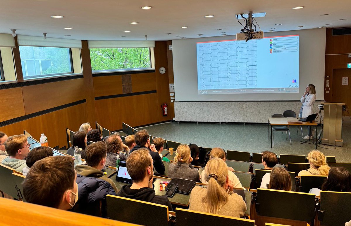 filloreta_gashi's tweet photo. @mhh_life goes CardioClub ❤️‍🔥
EKG-Quizzen bei vollem Haus - 
super Auftakt des @YoungDGK #Ambassadorenprogramms gemeinsam mit @DavidDuncker und @HenrikeHillmann aus der Kardiologie! #HannoverHeartRhythmCenter

@JBauersachsMD @DGK_org @YoungDgk @SamiraSoltaniMD @Hannah_Billig_ https://t.co/zZ7HlA7uc0