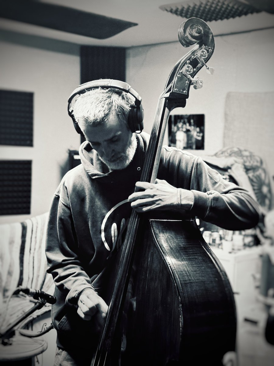 Ahir vam gravar uns contrabaixos amb el meu germà <a href="/oscarllaurado/">Oscar llauradó</a> pel nou disc del <a href="/ladis_baro/">Ladis B</a>.