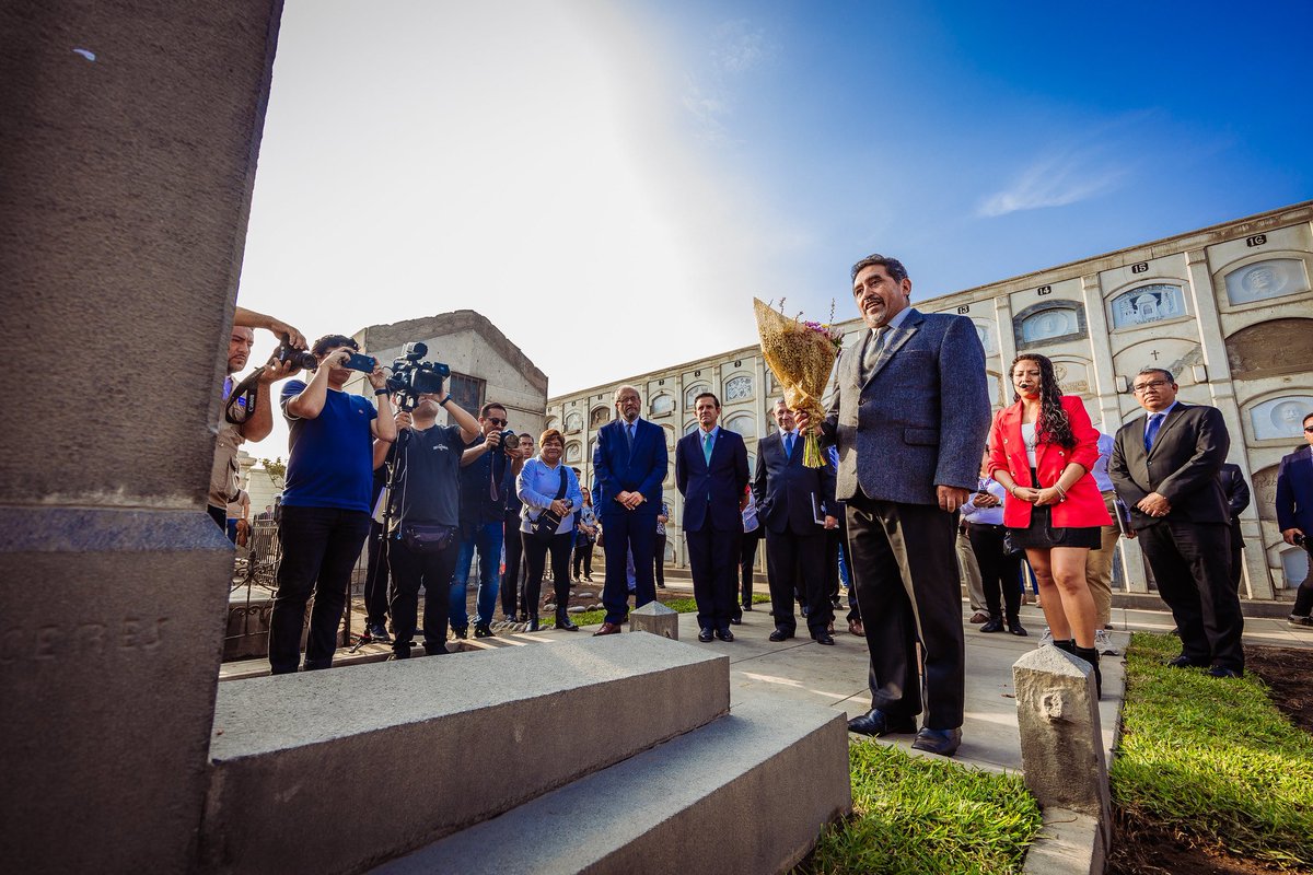 📌 En el marco del Día Internacional del #Libro, nuestro jefe institucional, Boris Espezúa, participó junto a la ministra del @MinCulturaPe, Leslie Urteaga, de la romería denominada 'Letras y sueños. Recorrido por la memoria de los grandes poetas y escritores'.