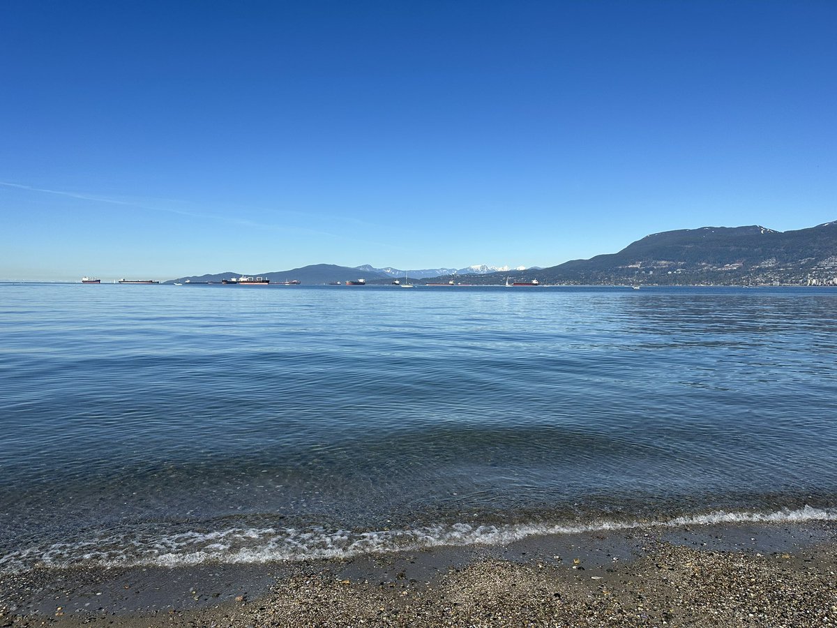 We’re coming up to that time of year - July 1 is right around the corner.

We talk a lot about tips and pearls for new residents and medical students; but arguably the biggest transition is for brand new Attendings.

So - here are my top 10 non-clinical tips for new staff 🧵