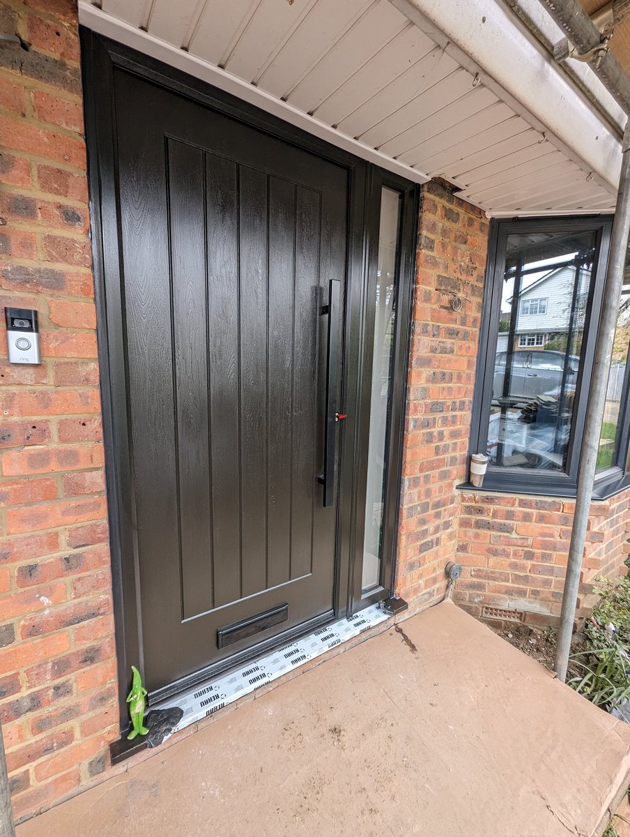 A striking Black Indiana Rockdoor with a stunning black Square Bar Handle fitted in #StAlbans 

Dm us for a Free No Obligation quote!

@rockdoorltd @GAPLtd #rockdoors #rockdoor #homeimprovements  #compositedoor #compositedoorsuk #door #doors #frontdoor #compositedoors