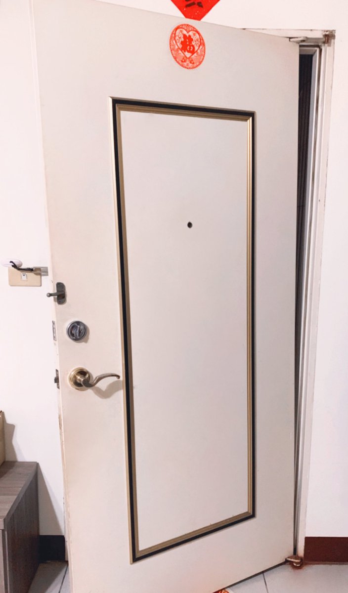 乾 乾 乾 我完蛋了
我就是肚子很餓想去便利商店買個吃的…
為什麼直接把門拆了 ㆆᴗㆆ 
我今天才知道這種門超級重欸
我動作不夠快的話剛差點被壓在門下了(@_@)
真的屎定了
我要被罵慘了
重點是 我現在這樣怎麼睡覺啦

拿皮條在客廳坐等我媽起床鞭打我🫠
完蛋了啦～ https://t.co/AYCugoFJUe