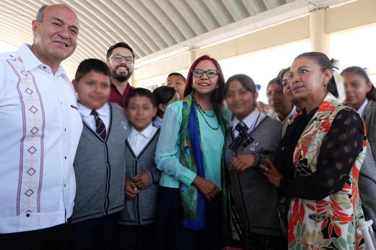 Letamaya's tweet photo. En una visita de trabajo a Hidalgo, recorrimos las instalaciones de la Secundaria General Quetzalcóatl en el municipio de Tezontepec de Aldama, junto con el titular de @SEPHidalgo, @natycastrejonv y autoridades del plantel, en donde las y los alumnos nos recibieron con entusiasmo y nos dejaron ver la alegría  que les da estar en su escuela, aprender y convivir con sus compañeras y compañeros.