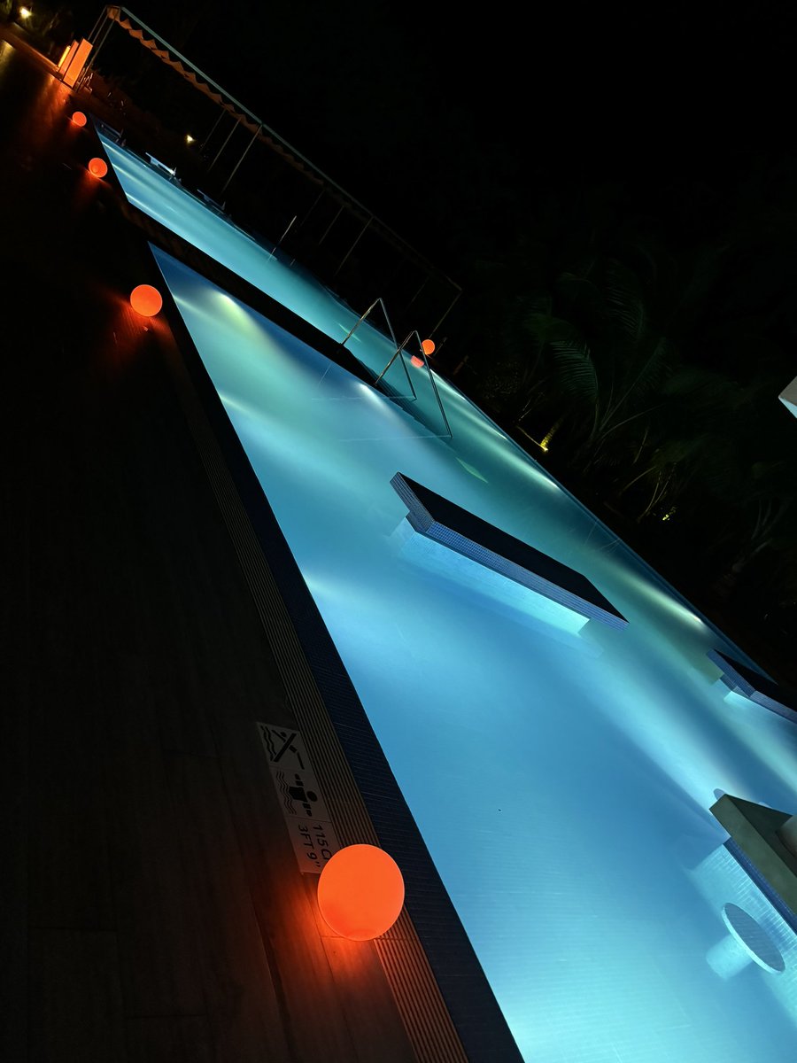 pool time #travel #travelphotography #travelphotographer #places #maldives #swimming #swimmingpool