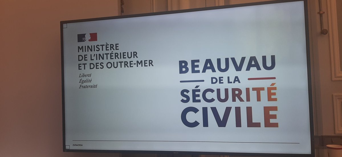 ZemKhelifi's tweet photo. Depuis les mégas feux en Gironde en 2022, j'appelle de mes vœux ce #Beauvau de la sécurité civile pour faire évoluer le modèle actuel (refonte du modèle de financement, soutien du volontariat, etc... ). Ns y sommes avec son lancement ce matin. https://t.co/F4ubLORAT1