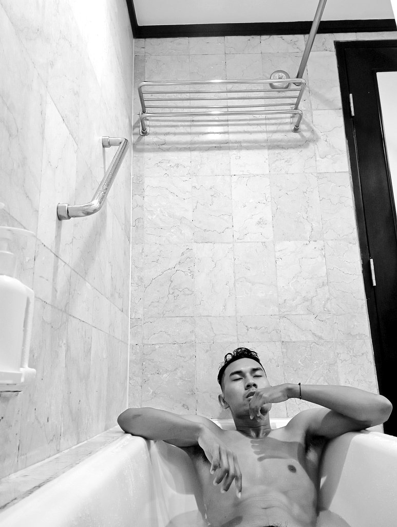Na_Chans's tweet photo. Suka Mandi sendiri apa di mandiin?

#masjawa #cowokjawa #sexy #gym #berondong #brondong #cogan #ganteng #sexyboy #hot #maljum #boyfriend #bf #gadun #berurat https://t.co/uH4Aqa034r