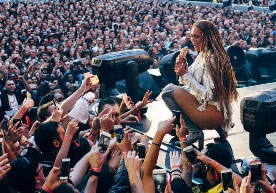 rmcgurk's tweet photo. Hold Up! They don’t love you like I love you! 🍋👑🐝💛 #8YearsOfLEMONADE #LEMONADE Show 24 📍Wembley Stadium, London https://t.co/CrzSaSSJJA
