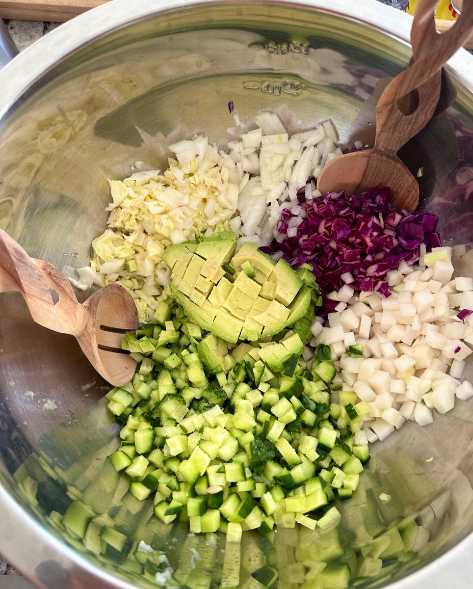 It is really true! I can’t stop making my chopped salads. I published a post today and then had to immediately make this for lunch. Do you want to eat it? #sald #greensalad #kohlrabi #cabbage #avocado #lunch #lunchtime #Foodie #homemade