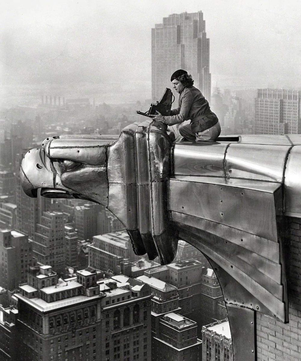 American photographer Margaret Bourke-White on top off the Chrysler Building. New York, USA. 1930. 

Photo by: Oscar Graubner. Bourke-White was the first American female war photojournalist.

© Vestiges of History

#drthehistories