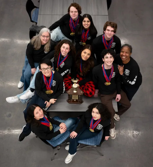 Road to number 10!🐻

Wishing our Academic Decathlon team the best of luck as they prepare to defend their National Championship title! 🏆

Click Here to Read the Daily News Article: dailynews.com/2024/04/23/san…

#ecrchs #WeAreECR #GoRoyals #academicdecathlon #nationalchampionship
