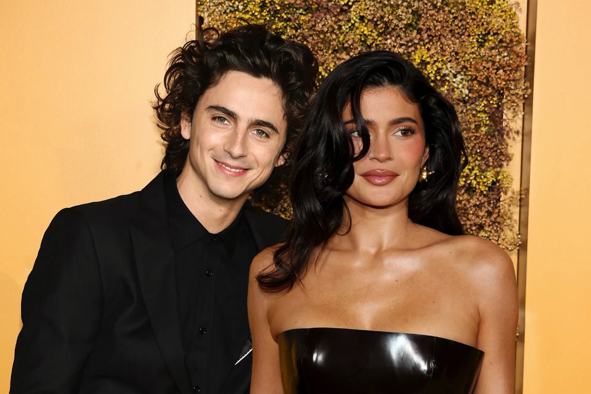 sboficial's tweet photo. 🚨 Kylie Jenner está grávida de Timothée Chalamet, apontam rumores.

Após várias semanas reclusa da mídia, Kylie chamou atenção ao comparecer no velório da tia ao lado de suas irmãs, usando roupas largas e sem maquiagem. https://t.co/JXGIdIcYDl