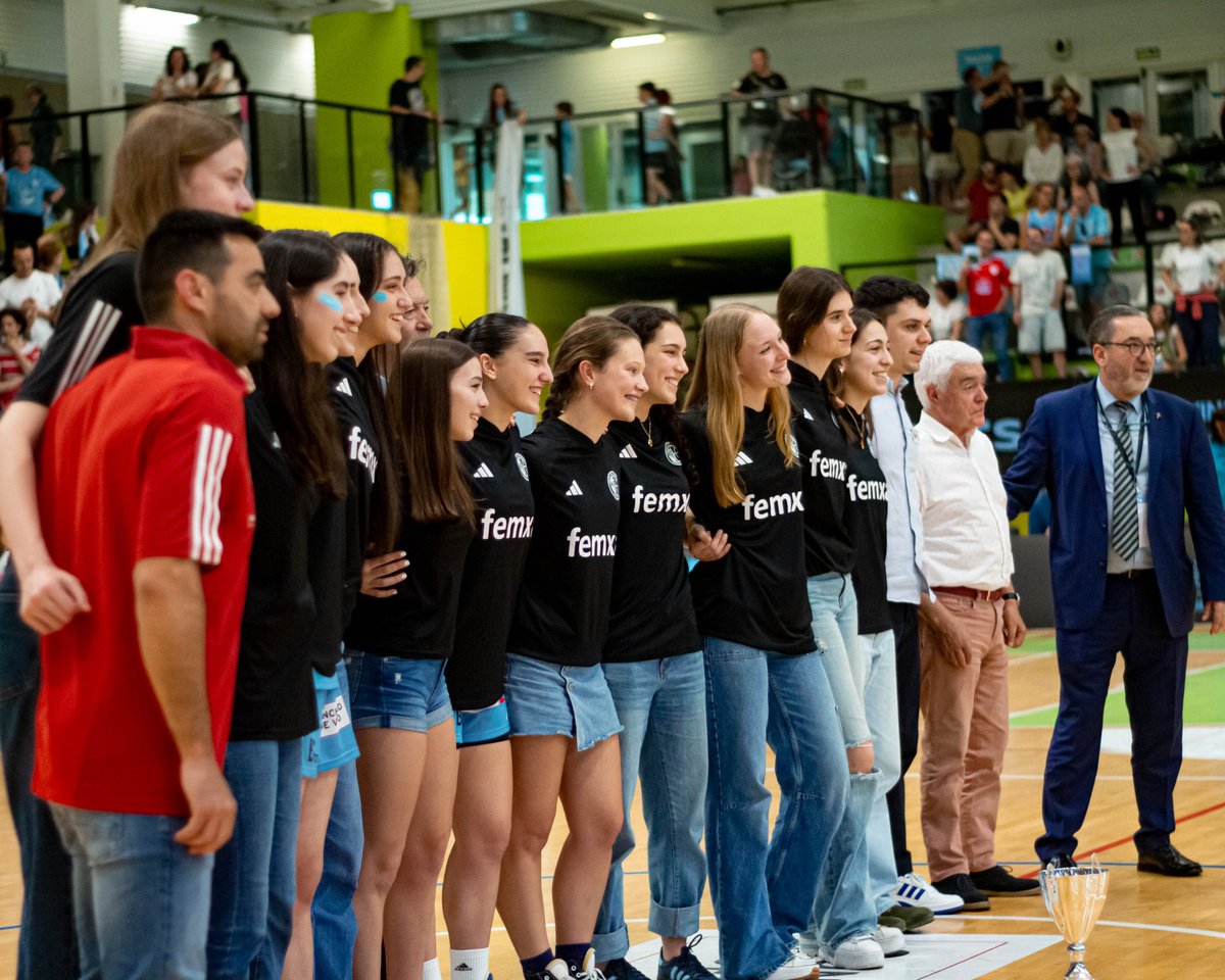 𝑁𝑈𝐸𝑆𝑇𝑅𝐴𝑆 𝐶𝐴𝑀𝑃𝐸𝑂𝑁𝐴𝑆 𝐺𝐴𝐿𝐿𝐸𝐺𝐴𝑆. 🏆🩵 Merecido reconocimiento en Navia para las chicas de nuestro equipo Junior, quienes se coronaron como campeonas gallegas y que irán al Campeonato de España a celebrarse en Huelva. ¡Os merecéis todo! 🙌🏻 #CelesteDeCorazón