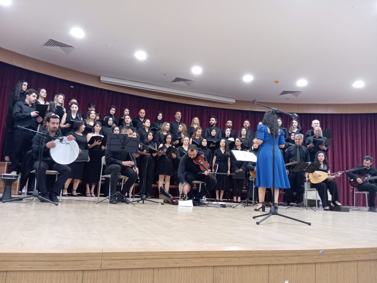 MemReyhanli's tweet photo. 23 Nisan Ulusal Egemenlik ve Çocuk Bayramı kutlama etkinlikleri kapsamında Müdürlüğümüze bağlı Müzik Öğretmenleri ile  gönüllü öğretmenlerden oluşan Öğretmenler Korosu  Mehmet Fatih Tosyalı Anadolu İmam Hatip Lisesi Konferans Salonunda konser verdi.@hataymem @TuysuzHarun #23Nisan https://t.co/uLymOEtoRd