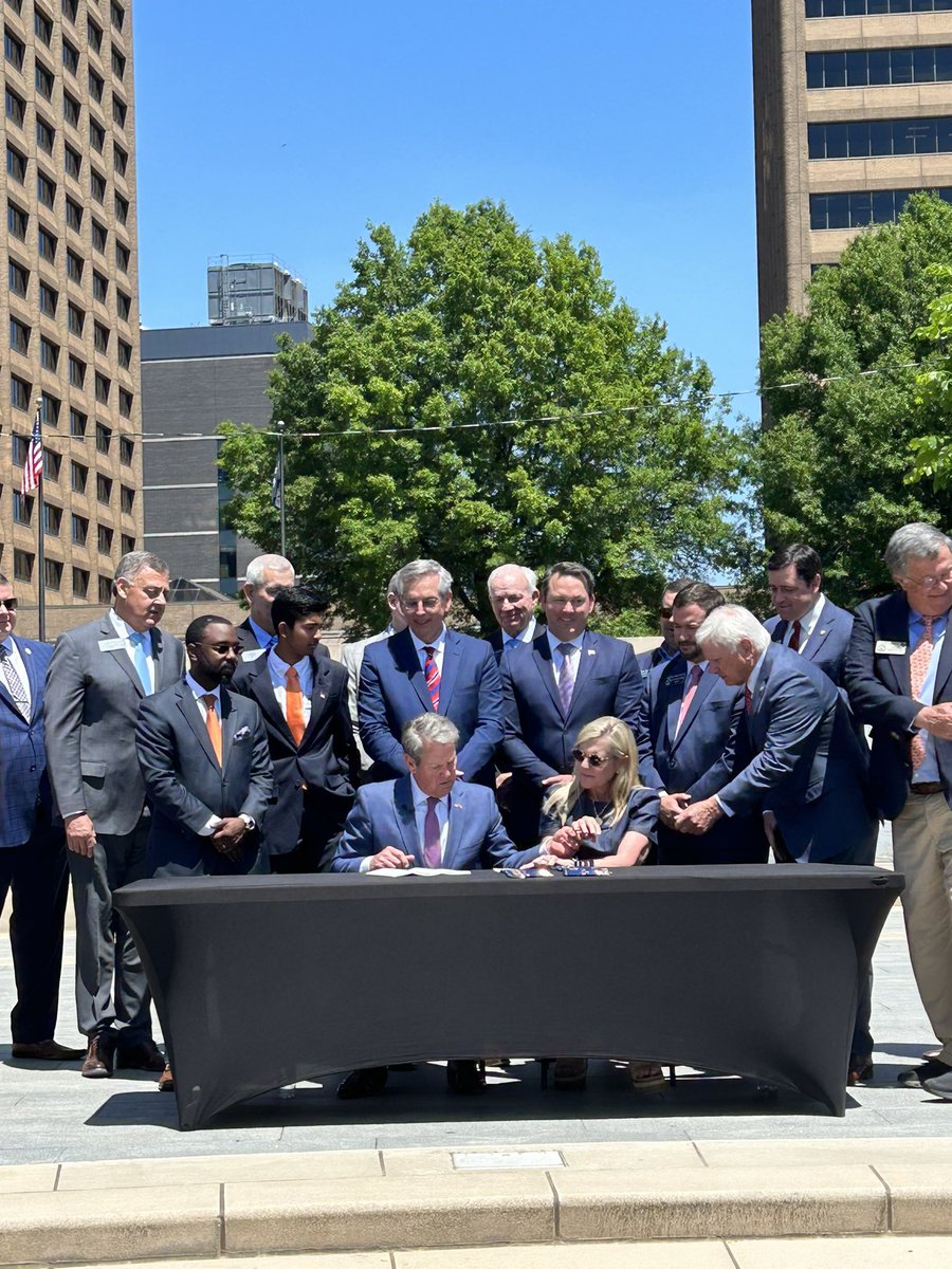 Thanks to the leadership of Senator @jasonanavitarte and @LtGovJonesGA, parents are now empowered to protect their children from the dangers of unchecked social media usage. SB 351, which combats cyberbullying and requires age verification and parental consent on social media,