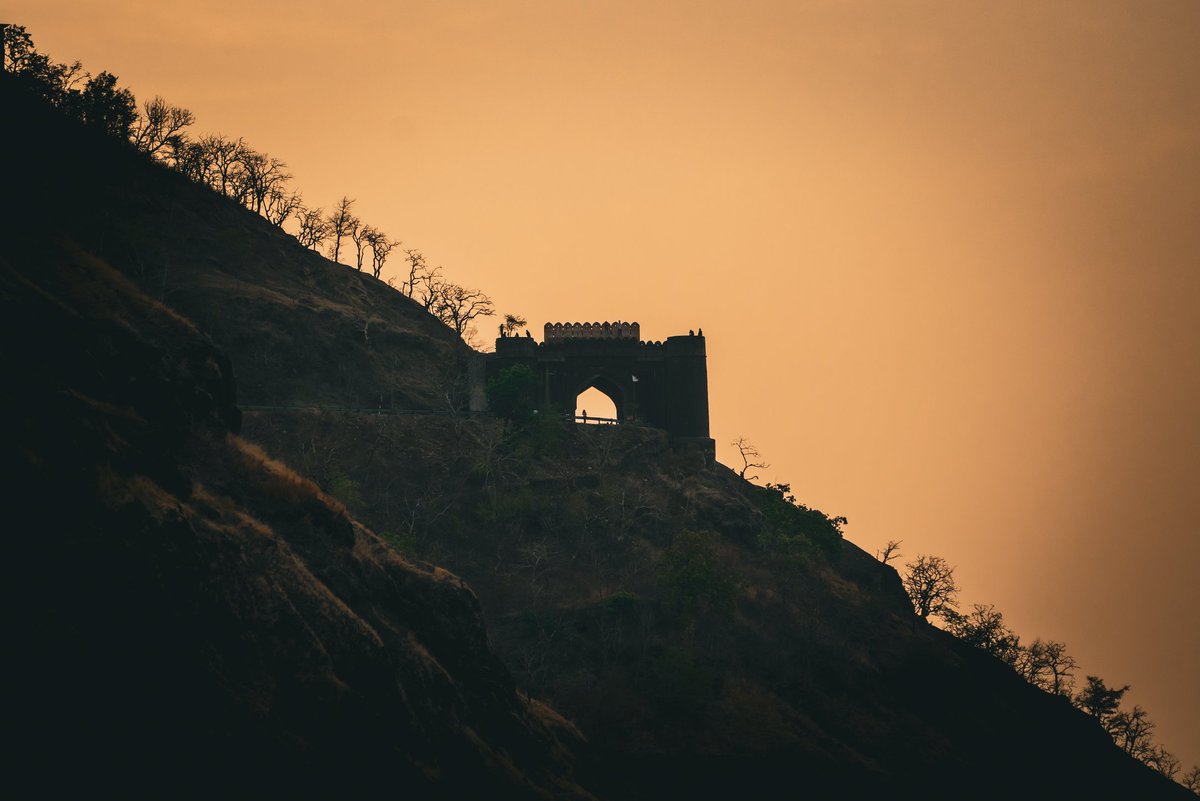 Jam Gate, which may have served as a checkpoint in the past, has become a popular tourist destination for both locals and visitors in and around Indore. Here are a few glimpses of this historic site #Indore #IncredibleIndia #MadhyaPradesh #photography #ThePhotoHour #SonyAlpha