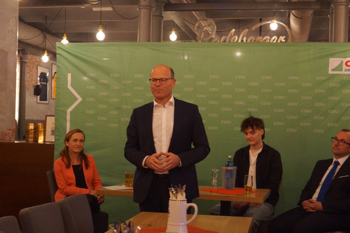 oliverdd's tweet image. #Sachsen rüstet sich für die Zukunft, z.B. mit der Großinvestition in der #Mikroelektronik im Dresdner Norden. Wir wollen, dass auch das Umland und die Gemeinden davon profitieren. Danke an die CDU Radeberg für den Austausch zu Chancen und Herausforderungen dieser Entwicklung.