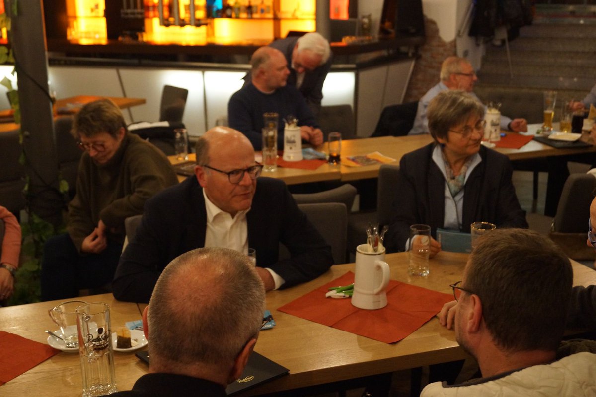 oliverdd's tweet image. #Sachsen rüstet sich für die Zukunft, z.B. mit der Großinvestition in der #Mikroelektronik im Dresdner Norden. Wir wollen, dass auch das Umland und die Gemeinden davon profitieren. Danke an die CDU Radeberg für den Austausch zu Chancen und Herausforderungen dieser Entwicklung.