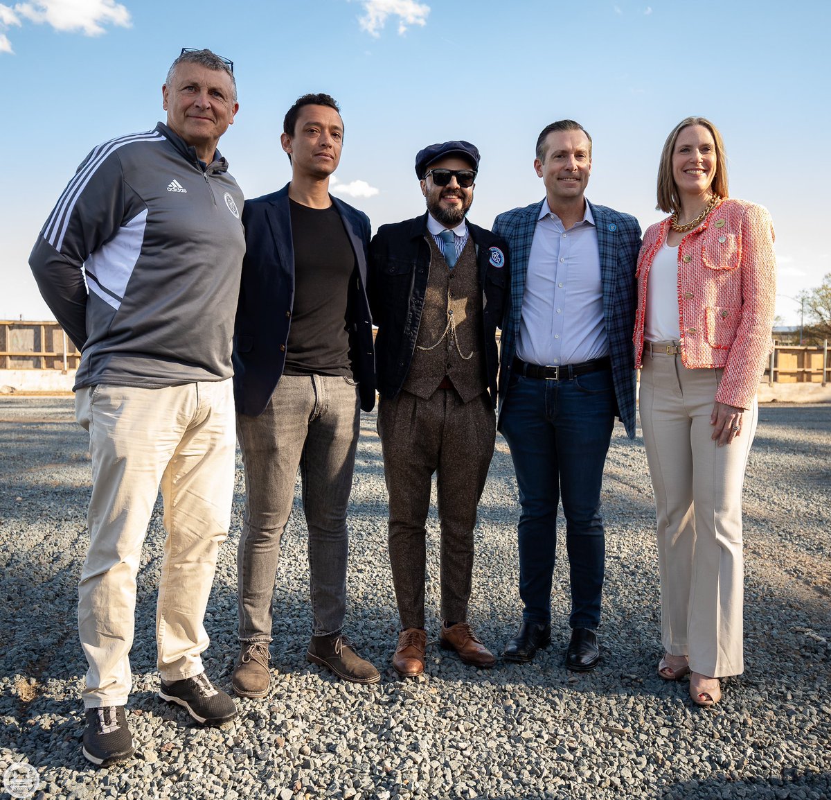 BlueCityRadio's tweet image. In Dec ‘12 @FranciscoMoyaNY held up the #MLStoQueens scarf in hopes of bringing an @MLS team to NYC.

April ‘24 he held the same scarf as the dream became a reality for @newyorkcityfc and their fans! #FromDayOne