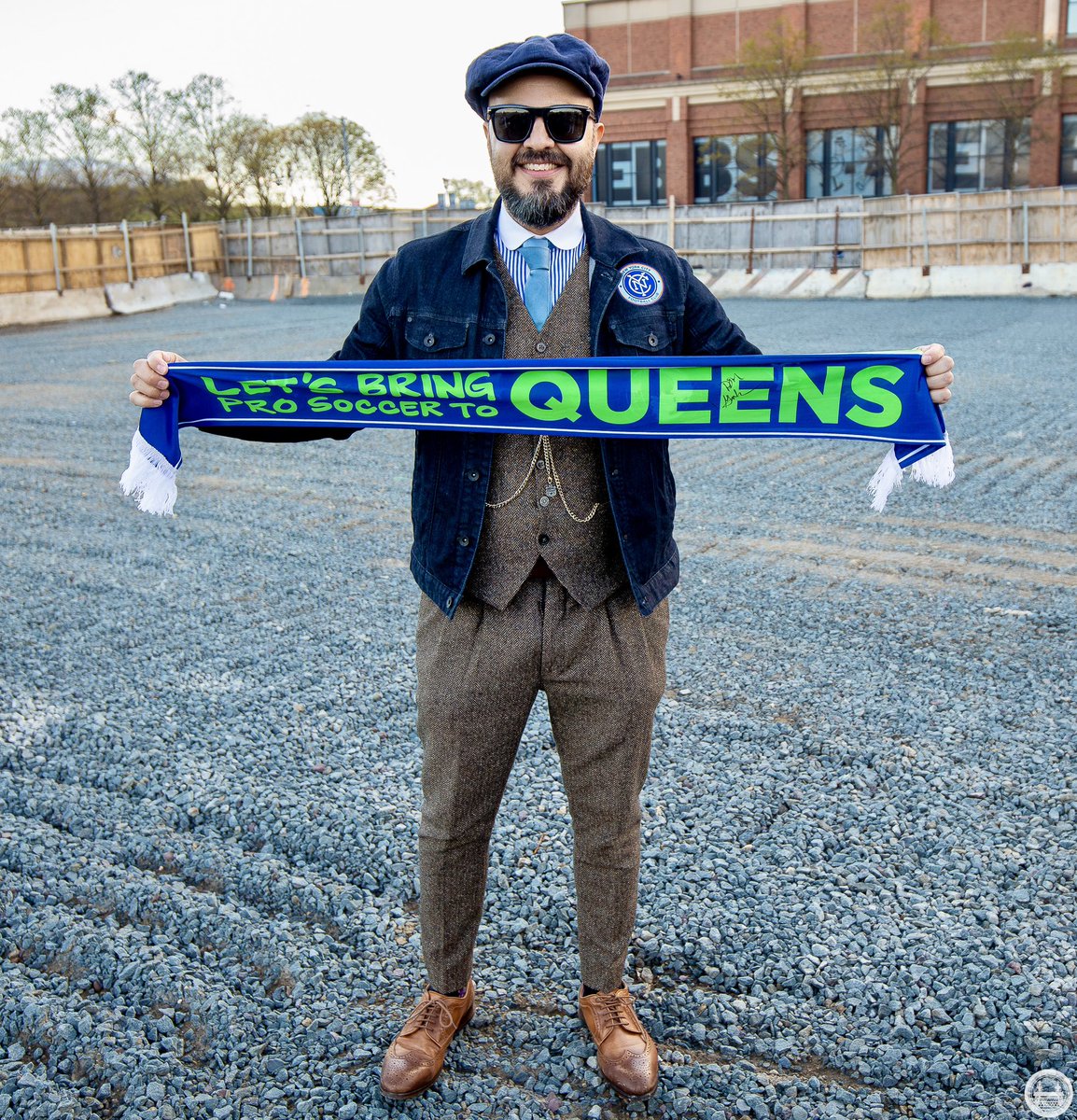 BlueCityRadio's tweet image. In Dec ‘12 @FranciscoMoyaNY held up the #MLStoQueens scarf in hopes of bringing an @MLS team to NYC.

April ‘24 he held the same scarf as the dream became a reality for @newyorkcityfc and their fans! #FromDayOne