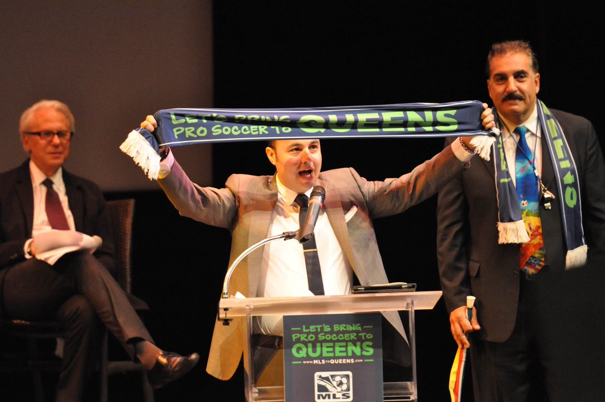 BlueCityRadio's tweet image. In Dec ‘12 @FranciscoMoyaNY held up the #MLStoQueens scarf in hopes of bringing an @MLS team to NYC.

April ‘24 he held the same scarf as the dream became a reality for @newyorkcityfc and their fans! #FromDayOne