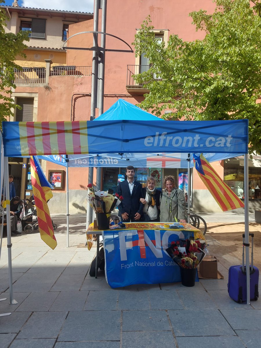 Som a Vic venent roses al carrer de Jacint Verdaguer número 3.

#femFront per les tradicions nostrades 🏴󠁧󠁢󠁥󠁮󠁧󠁿