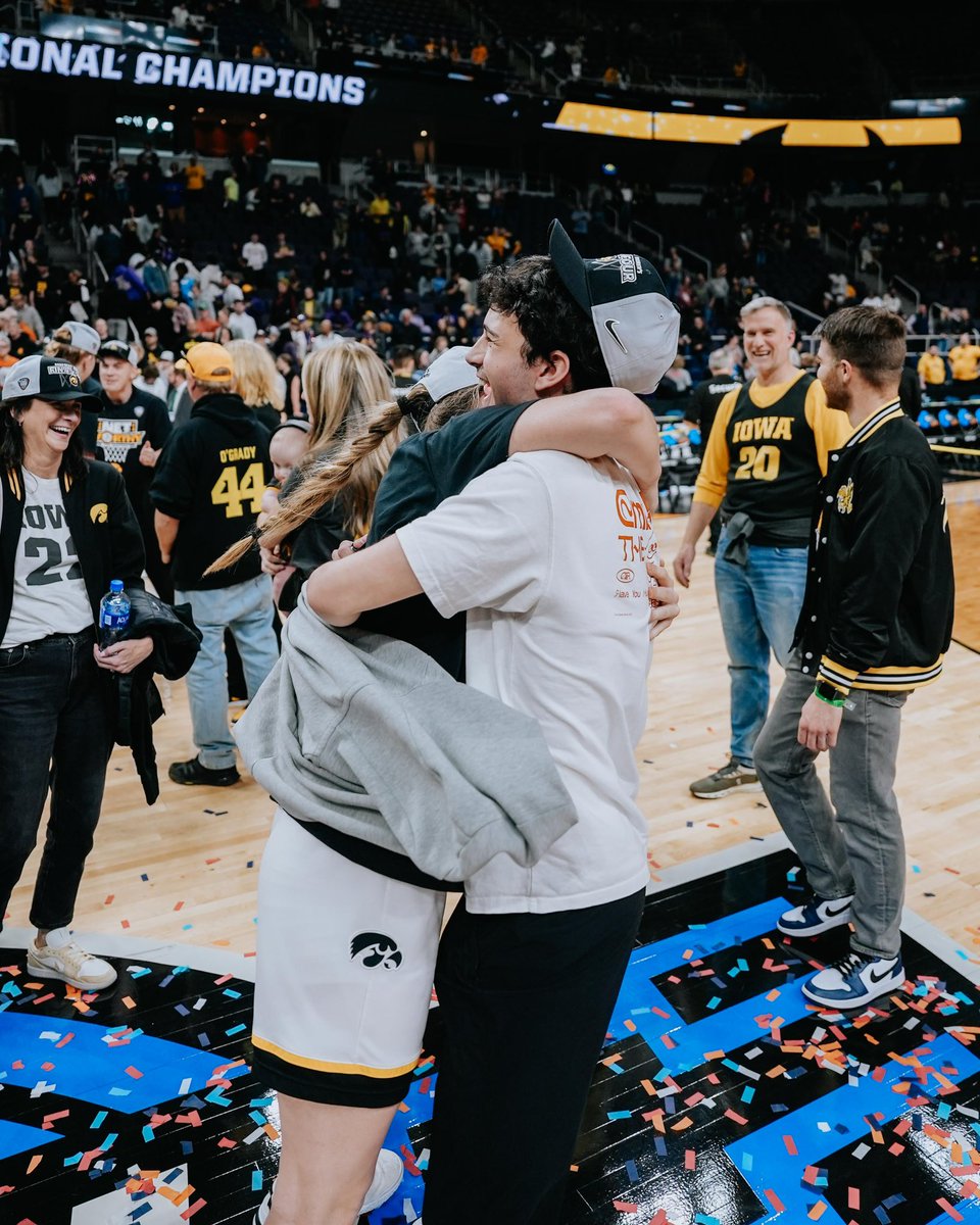 This hug between Kate Martin and Caitlin’s brother after making the Final Four 🥹📸