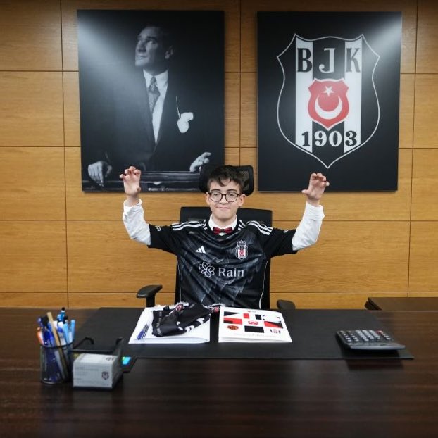 23 Nisan sebebiyle Beşiktaş'ta başkanlık koltuğuna, BJK - Kabataş Okulları 6. sınıf öğrencisi Emir Sarıkaya oturdu.📸