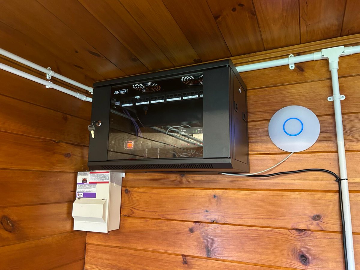 UplandSystems's tweet photo. Another seamless integration complete! The team wrapped up an installation for one of our customers, installing a point-to-point to beam high-speed internet from their main house to their summer home office. 🏡💻 https://t.co/a2L9Os5Ne7